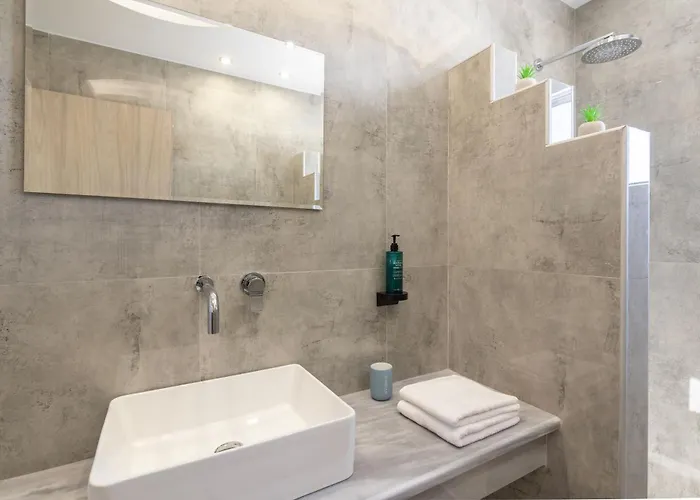 Windmillside Luxury Apartment Emporio (Santorini)